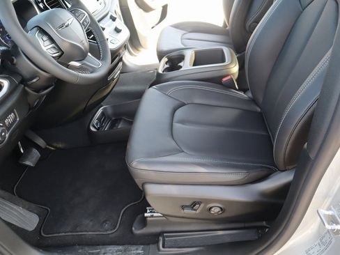 New 2026 Chrysler Pacifica Select image 11