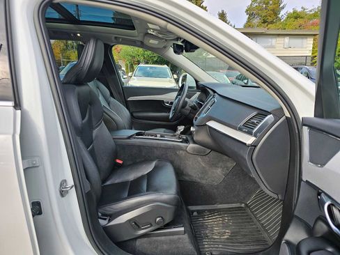 Certified 2022 Volvo XC90 T5 Momentum w/ Climate Package image 10