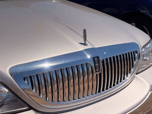 Used 2004 Lincoln Town Car Signature RWD image 4
