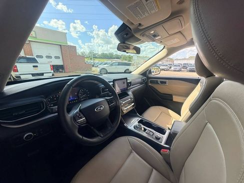 Used 2020 Ford Explorer XLT w/ Equipment Group 202A AWD/4WD image 21