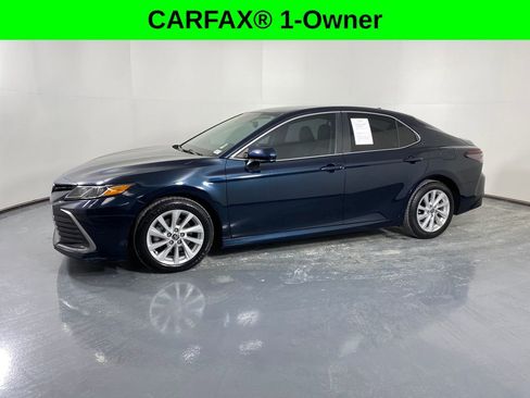 Used 2021 Toyota Camry LE image 3