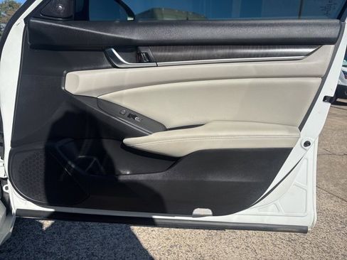 Used 2018 Honda Accord Touring image 7