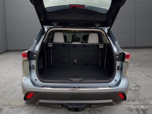 Used 2022 Toyota Highlander XLE AWD/4WD image 19