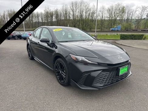 Used 2025 Toyota Camry SE AWD/4WD image 5