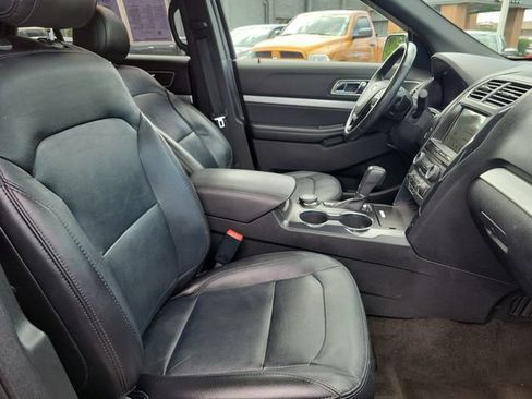 Used 2017 Ford Explorer XLT w/ Equipment Group 202A AWD/4WD image 32