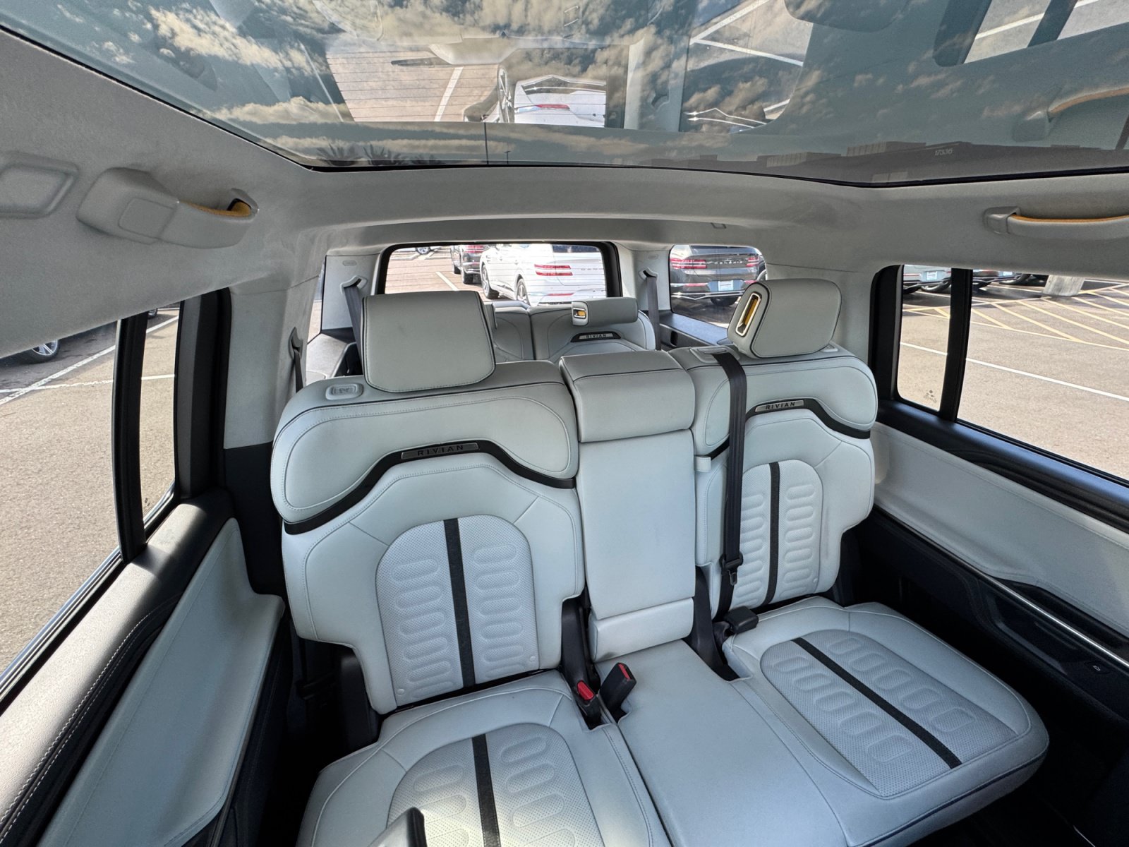 Used 2025 Rivian R1S Adventure Dual AWD/4WD image 18