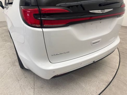 Used 2025 Chrysler Pacifica Select FWD image 21