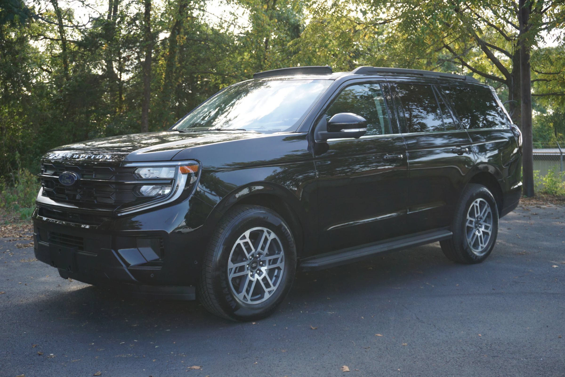 Used 2025 Ford Expedition Active RWD image 2