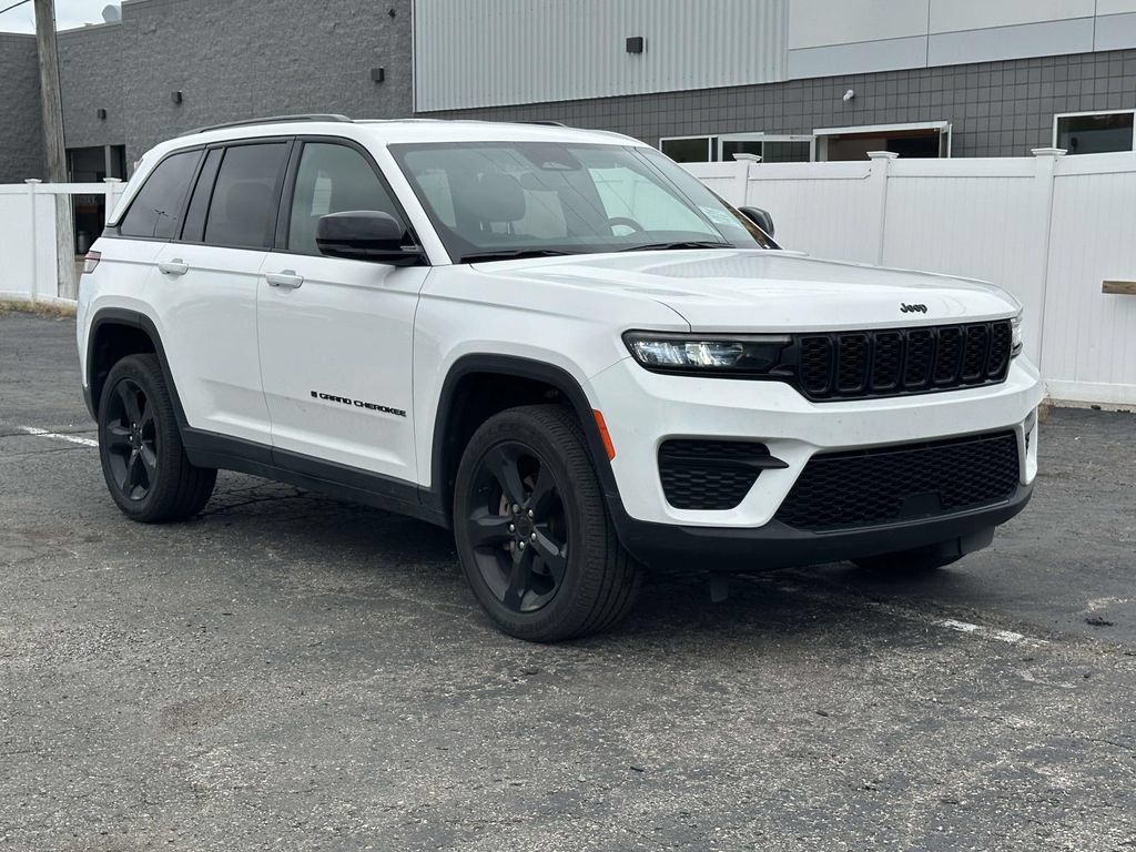 Used 2023 Jeep Grand Cherokee Altitude AWD/4WD image 1