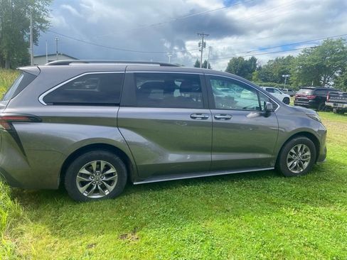 Used 2023 Toyota Sienna XLE FWD image 5