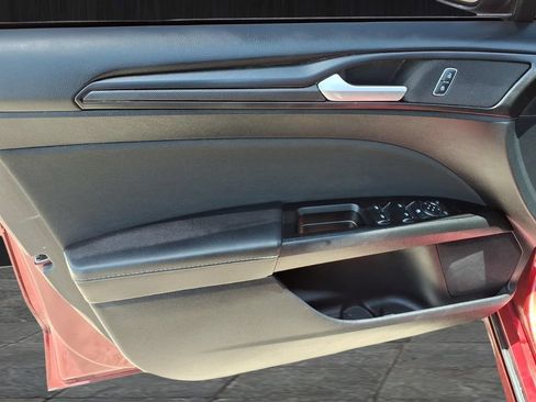 Used 2018 Ford Fusion SE w/ Equipment Group 201A FWD image 11