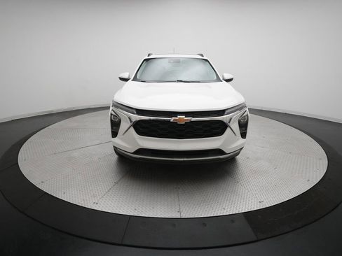 Used 2024 Chevrolet Trax LT w/ Sunroof Package FWD image 11