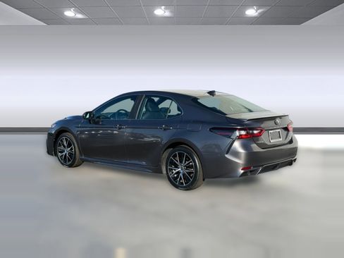 Used 2021 Toyota Camry SE image 3