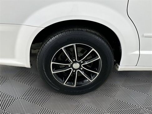 Used 2017 Dodge Grand Caravan GT image 32