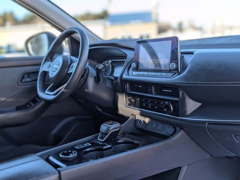 Used 2023 Nissan Rogue S image 39