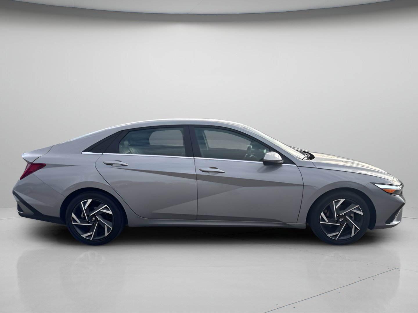 Used 2025 Hyundai Elantra Limited FWD image 3
