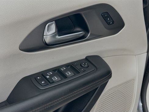 Used 2020 Chrysler Pacifica Touring-L Plus w/ Tire & Wheel Group image 22