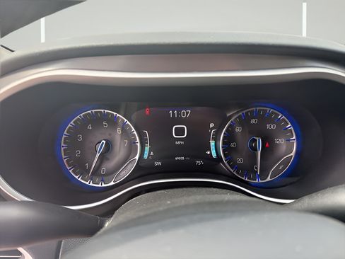 Certified 2024 Chrysler Pacifica Touring-L FWD image 11
