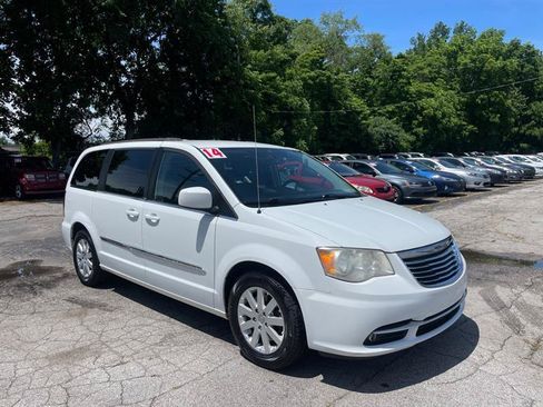 Used 2014 Chrysler Town & Country Touring FWD image 3