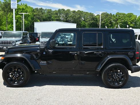 Used 2025 Jeep Wrangler Unlimited Sahara w/ Safety Group AWD/4WD image 7