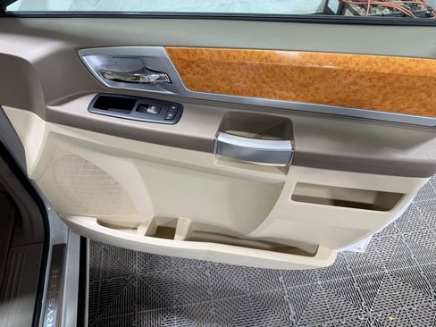 Used 2008 Chrysler Town & Country Limited w/ Entertainment Group #3 FWD image 14