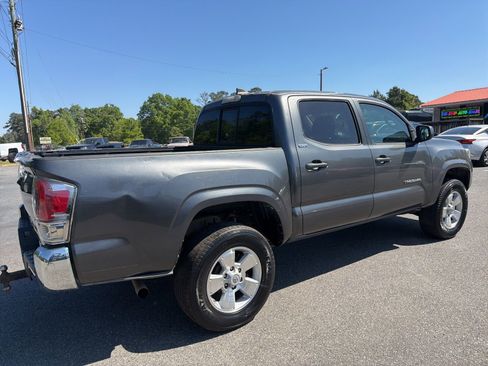 Used 2016 Toyota Tacoma SR5 w/ Towing Package image 4