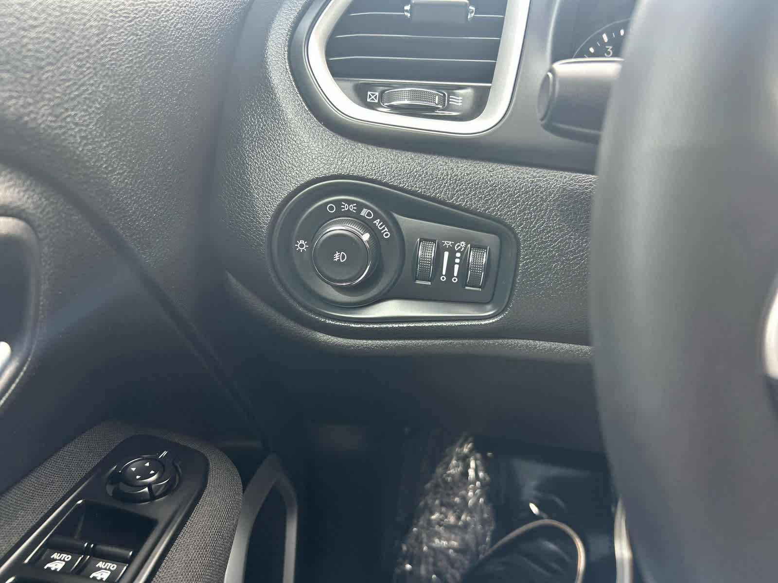 Used 2021 Jeep Renegade Latitude w/ Luxury Group I FWD image 16