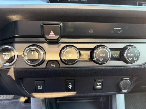 Used 2019 Toyota Tacoma TRD Off-Road AWD/4WD image 32