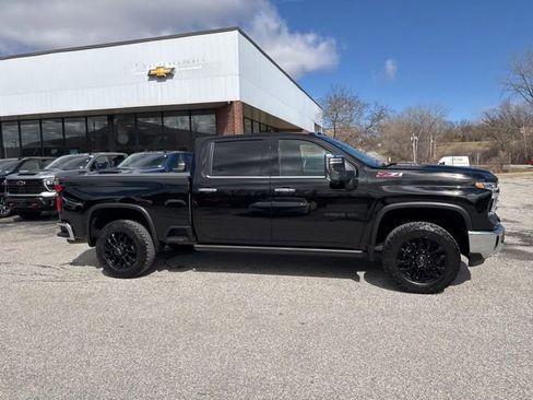Used 2025 Chevrolet Silverado 2500 LTZ w/ LTZ Premium Package image 9