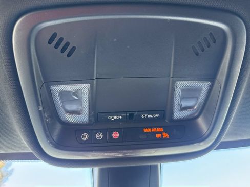 Used 2023 Chevrolet Traverse LT FWD image 24