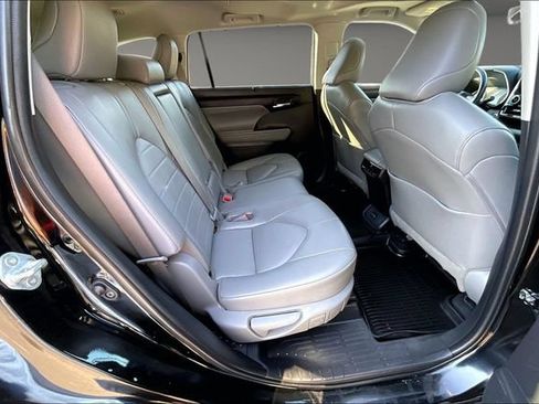 Used 2022 Toyota Highlander XLE AWD/4WD image 25