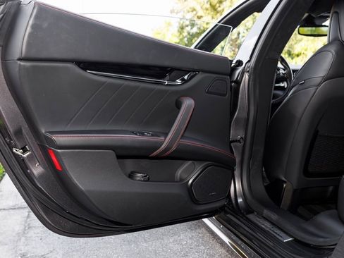 Used 2022 Maserati Quattroporte Modena image 32