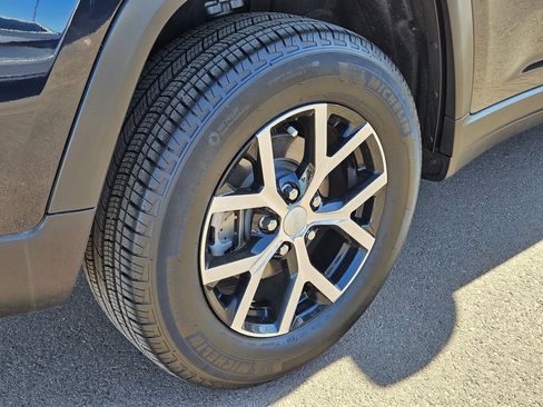 Used 2024 Jeep Grand Cherokee Limited RWD image 13