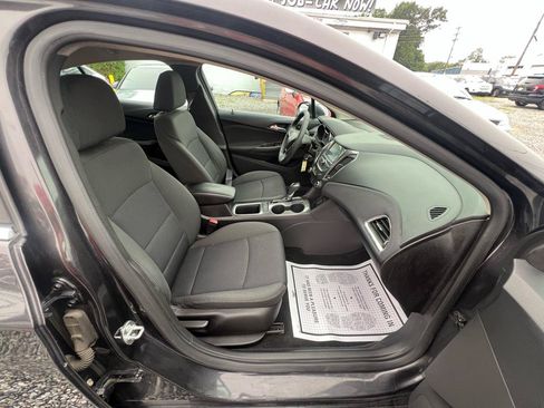 Used 2017 Chevrolet Cruze LT FWD image 11