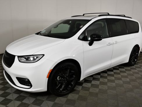 Used 2025 Chrysler Pacifica Limited FWD image 10