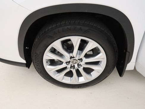 Used 2023 Toyota Highlander Limited image 6