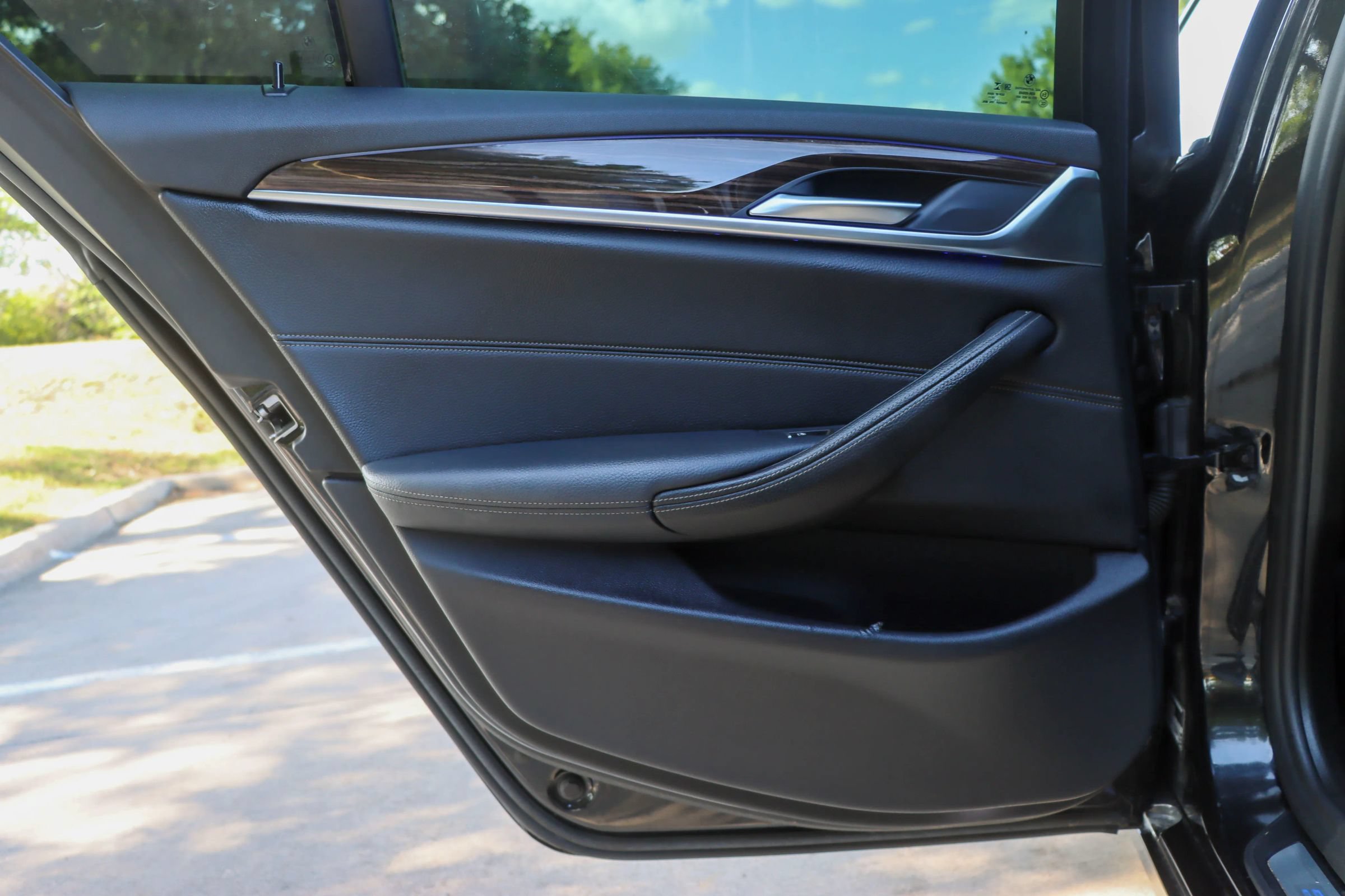 Used 2019 BMW 530e w/ Convenience Package RWD image 12