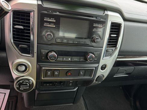 Used 2017 Nissan Titan SV image 10