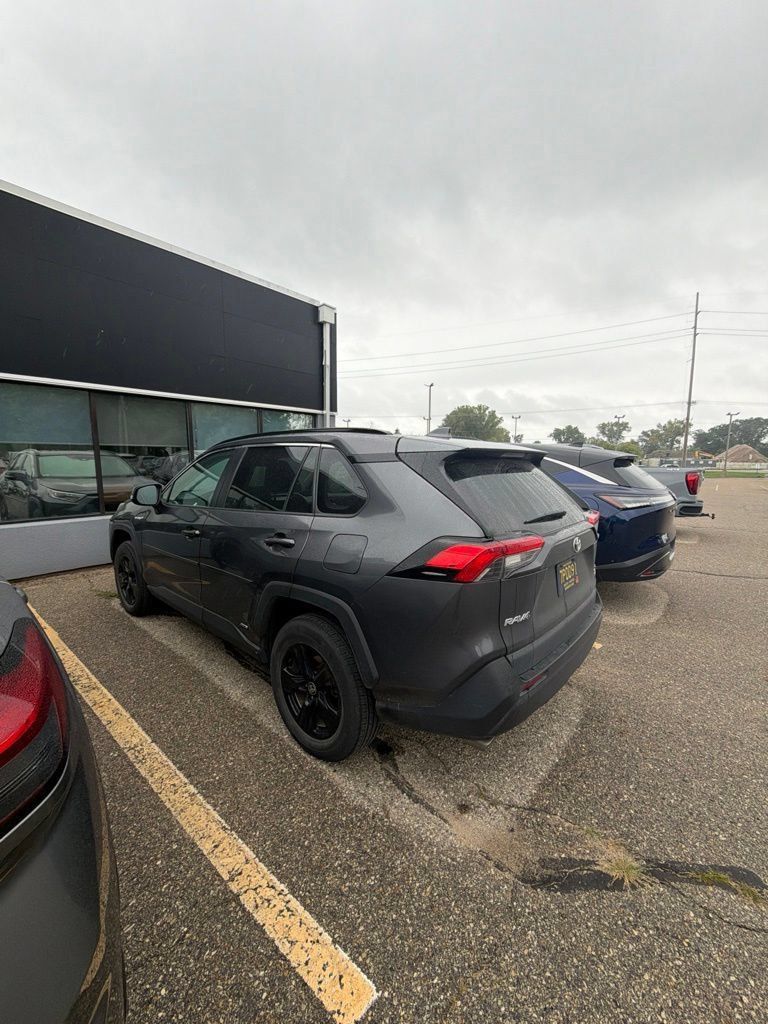 Used 2021 Toyota RAV4 XLE w/ Convenience Package AWD/4WD image 4