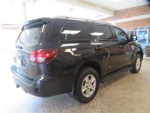 Used 2019 Toyota Sequoia SR5 AWD/4WD image 4
