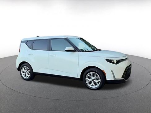 Used 2025 Kia Soul LX w/ LX Technology Package FWD image 2