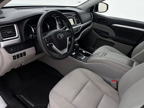 Used 2019 Toyota Highlander LE AWD/4WD image 12