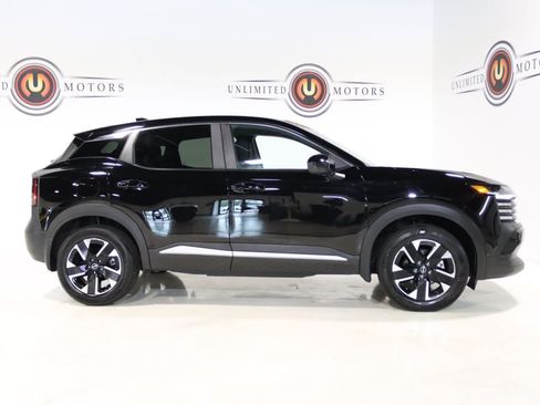 Used 2025 Nissan Kicks SV AWD/4WD image 5