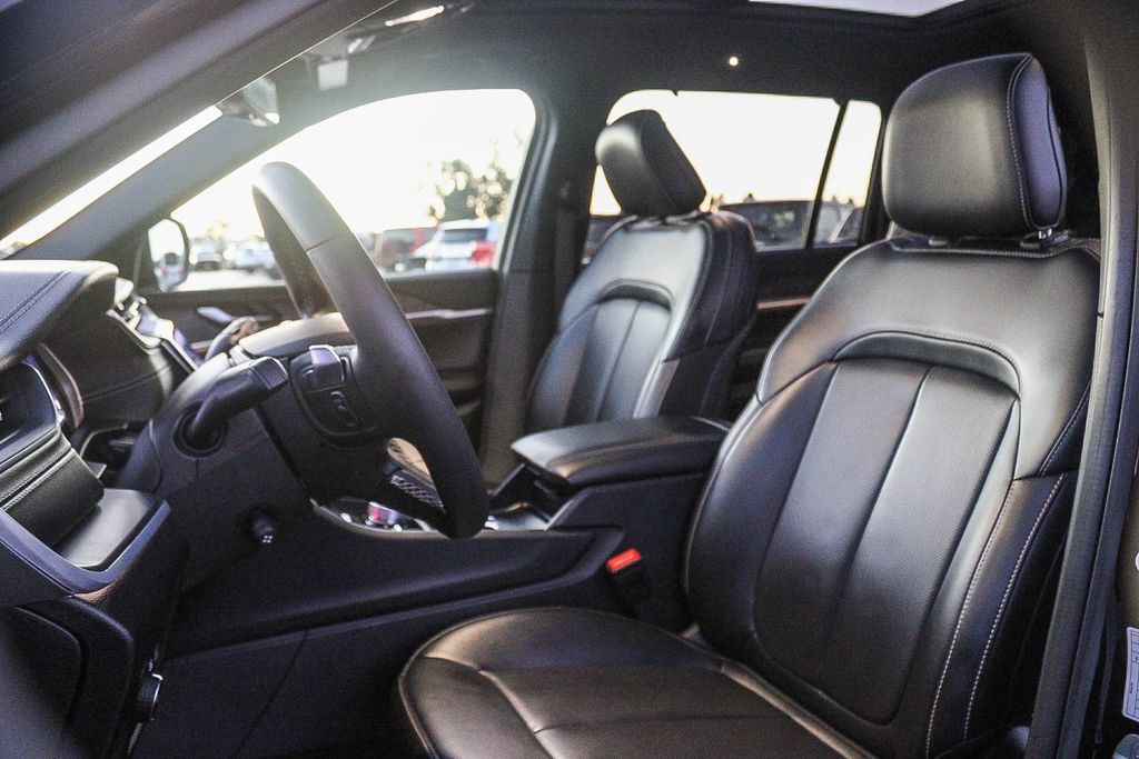 Used 2024 Jeep Grand Cherokee L Limited w/ Luxury Tech Group II AWD/4WD image 18