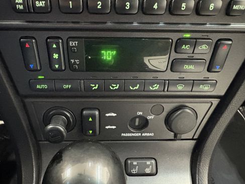 Used 2004 Ford Thunderbird Deluxe image 14