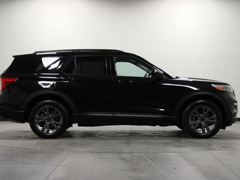 Used 2023 Ford Explorer XLT w/ Equipment Group 202A image 3