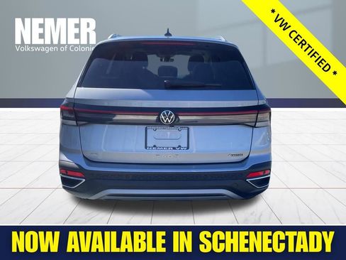 Used 2025 Volkswagen Taos SE w/ Panoramic Sunroof Package AWD/4WD image 5