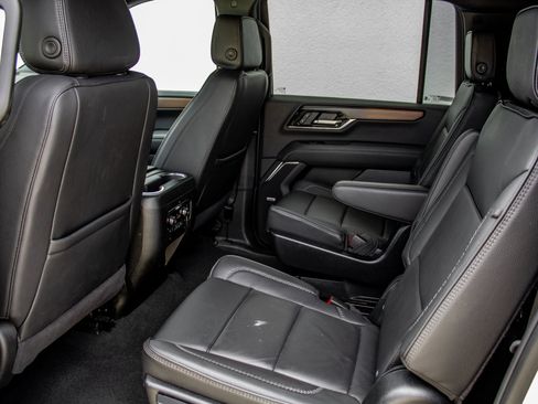 Used 2025 GMC Yukon XL Denali AWD/4WD image 30