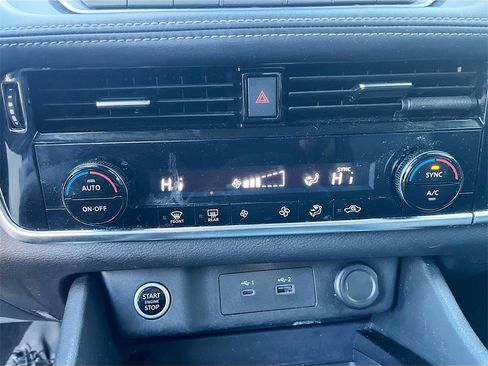 Used 2022 Nissan Rogue SV image 15