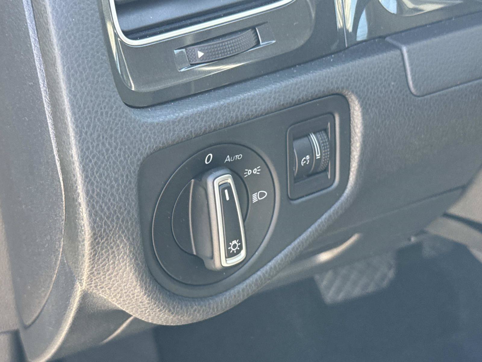 Used 2018 Volkswagen e-Golf SE w/ DC Fast Charging Package FWD image 27